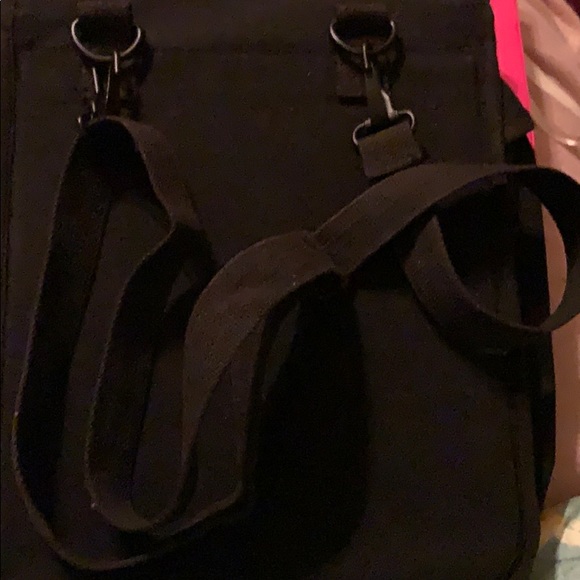 SOOO CHIC CROSS OR SADDLE BAG W. PINK CAMO CROSS‼️ - Picture 4 of 8